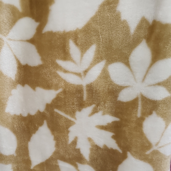 Signature Throw Blanket 50" x 70" Or 60x70" Holiday Cozy Soft CHOOSE NEW - Picture 2 of 8